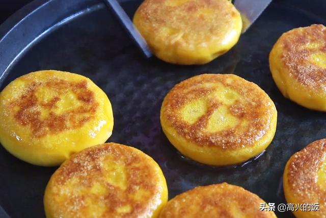 烙南瓜饼，用面粉还是糯米粉？其实都不对，用这个方法，凉了不硬