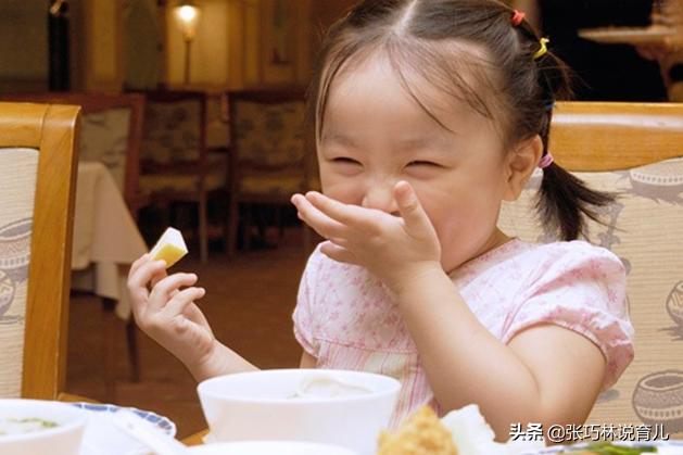 你的育儿经|4岁娃嘴里“臭味不断”，医生：无知的爱就是伤害，家长快住手