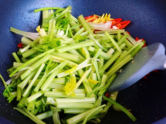 芹菜炒肉，是先炒芹菜还是牛肉？告诉你正确做法，芹菜爽脆肉滑嫩