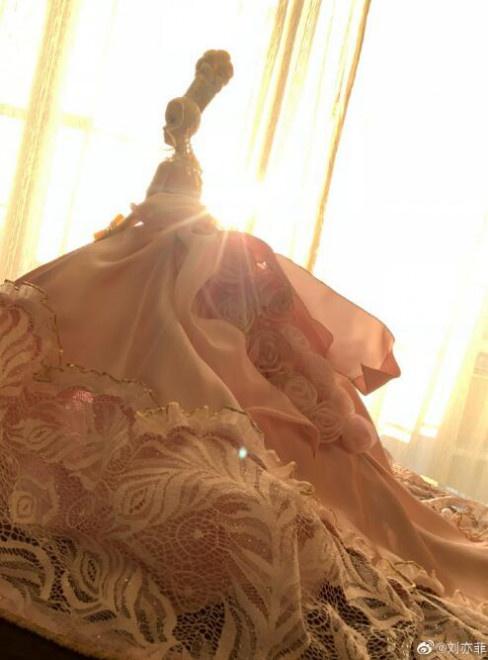 9号放映厅■刘亦菲晒“春季自拍大片”妆容精致双唇粉嫩欲滴