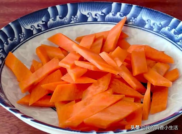 炒芹菜有人焯水，有人直接炒，都不对，多加一步，脆爽好吃不塞牙