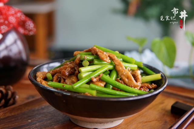 如何炒出翠绿的蒜苔？炒之前记得加一步，蒜苔不发黄，翠绿入味