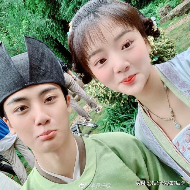 “怀吉”边程直播狂怼人,网友:演技好,家教差资讯早知道