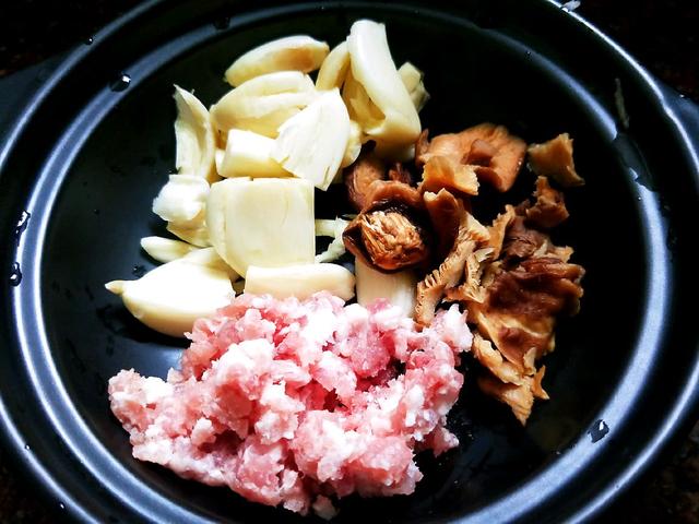 冬天就馋这菜，茄子豆角一焖，味道鲜香可口，超下饭