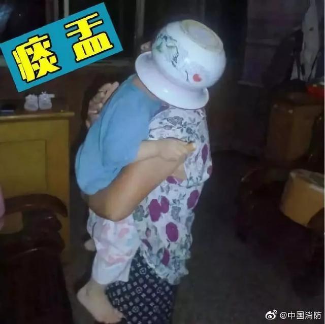 『超级宝妈』“喂,119吗?我的小孩卡到甩干桶里了!”