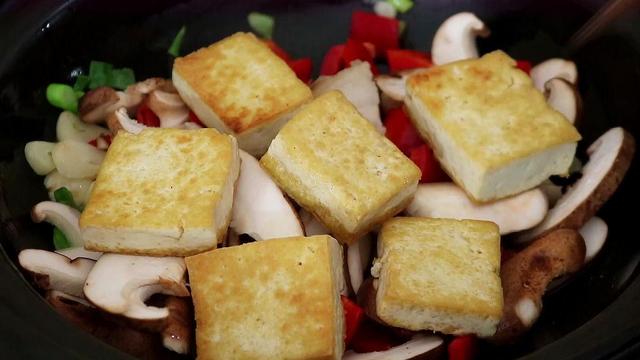 1块豆腐，4个鸡蛋，花2年研究，实在太香了，给红烧肉都不换