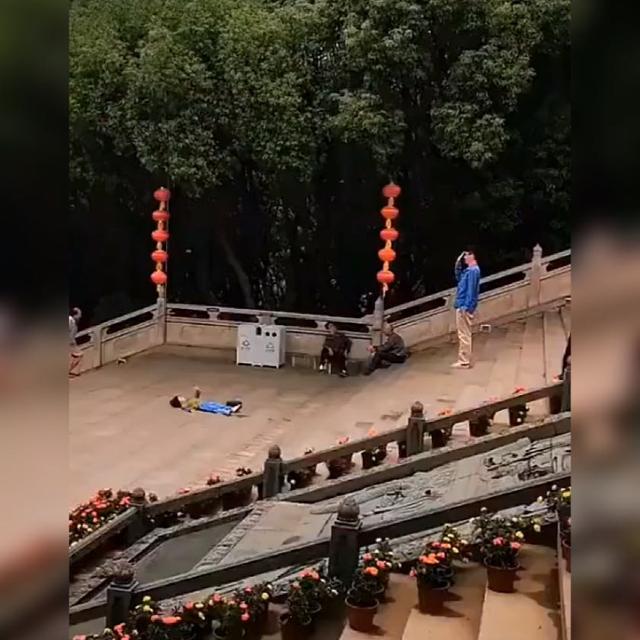 [你的育儿经]亲爸让女儿为自己使出“浑身解数”拍照，网友：让人心疼的熟练