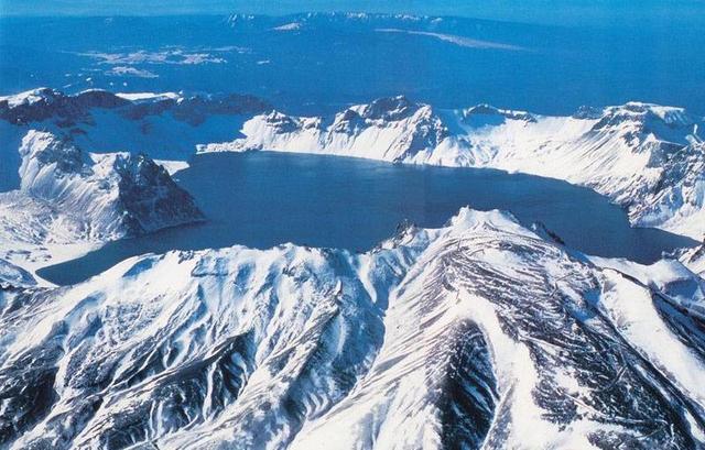 「玩乐足迹」新疆冬季最绝美的三个湖泊！纯净如明镜，还有鸭子在湖面游水