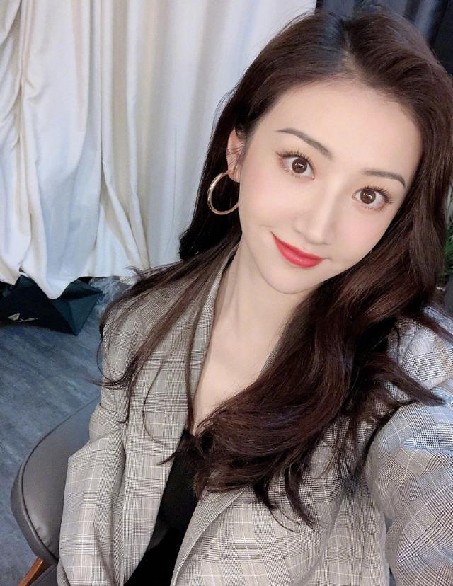 普拉达女王景甜520晒自拍,穿格子西装干练优雅,一头披肩长发更温柔