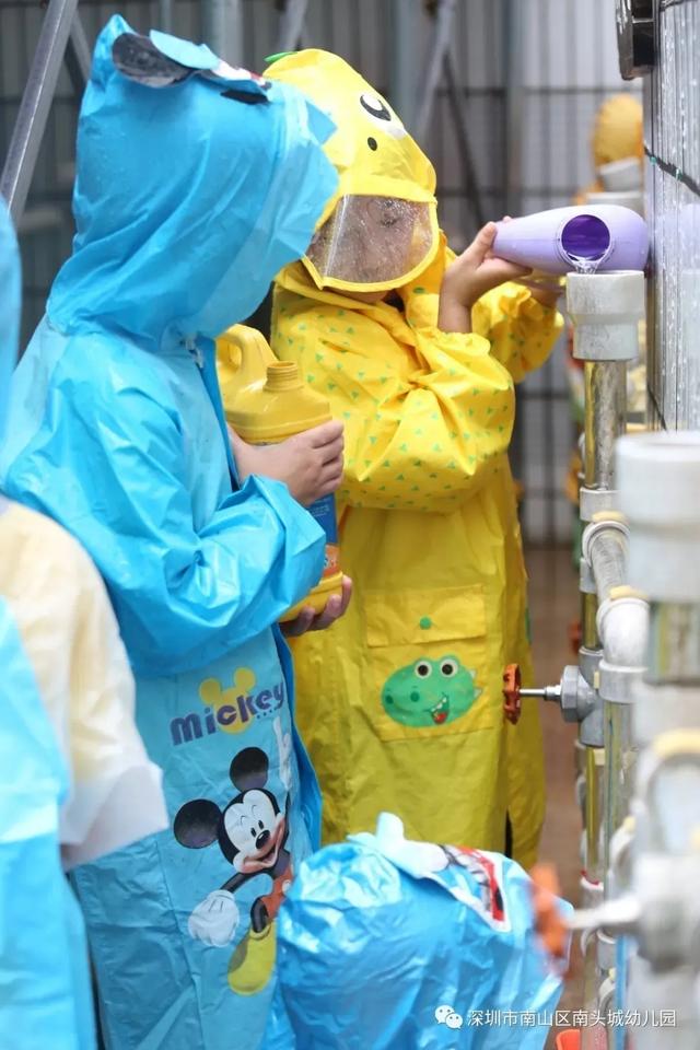 超级宝妈|谁说下雨天不能进行室外活动，这家幼儿园别出心裁做到了