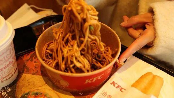 网友|油泼辣子冰淇淋、螺蛳粉、肉夹馍……洋快餐这波本土化，网友怎么看？