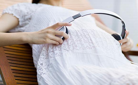 「超级宝妈」孕妇在熬夜时，胎宝宝在干嘛？孕妈：以后再也不敢熬夜了