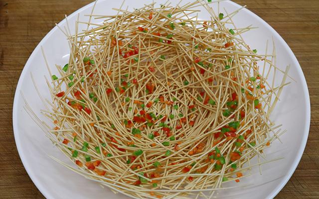 面条的花样做法，鸟巢，拿来盛菜有档次有食欲，待客也很有面子