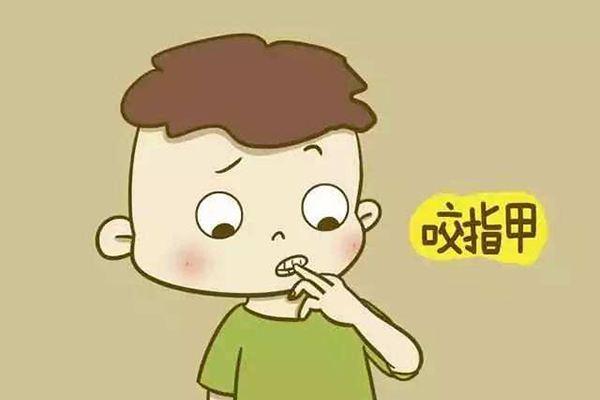 「超级宝妈」小时候喜欢＂啃指甲＂的孩子，长大多半会发展成这2种性格