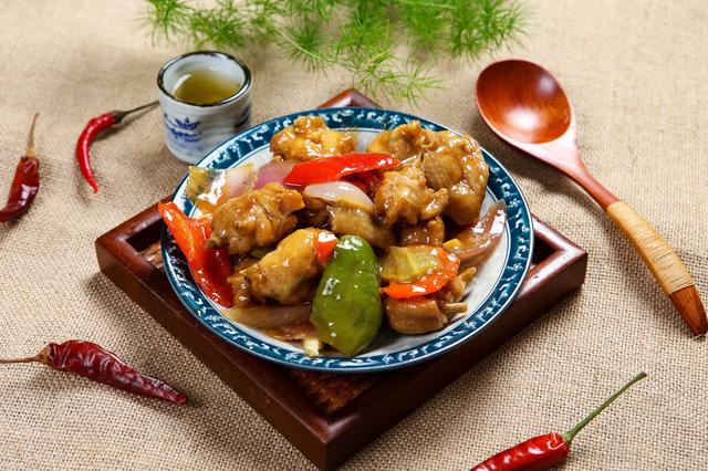 大厨透露：炒鸡肉时，别着急下锅，多做这2步，鲜嫩入味还不腥