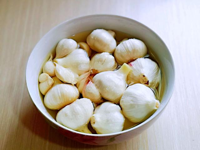 喝粥当然要搭配它，糖醋蒜几颗，一碗粥，早餐搞定