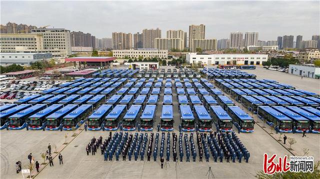 加热扶手杆、阅读灯、全自动恒温空调……河北石家庄238部新能源公交车集中上线