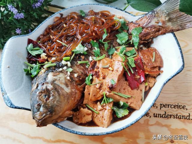 吃东北铁锅炖鱼，不用去餐馆，自己在家做，鲜香味美，好吃下饭