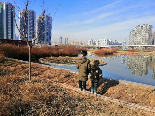 #超级宝妈#孩子在家网上上课,注意力不集中,一不注意就偷偷玩玩具怎么办?