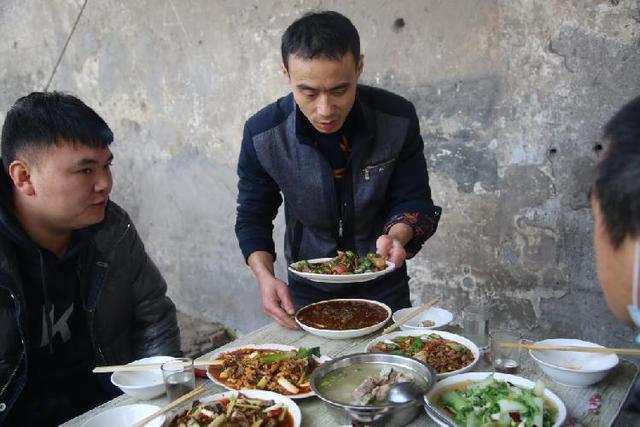 两江·人间烟火 靠三道菜称霸江湖的两江新区“资格大饭店”，它有什么资格？