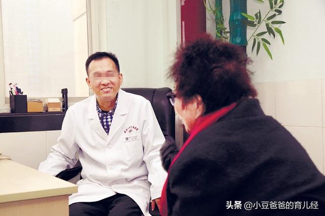 6个月宝宝身上出现怪味，奶奶急忙带娃就医，医生：差点就晚了