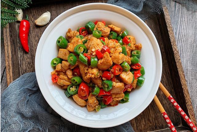 超下饭辣椒炒鸡丁，10分钟搞定，不老不柴好吃营养