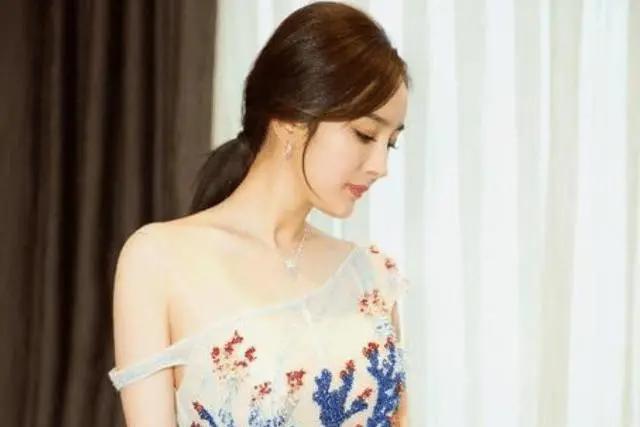 琉璃娃娃的梦|杨幂10年前拍的百事可乐广告，那时候还不红，造型夸张无比撩人