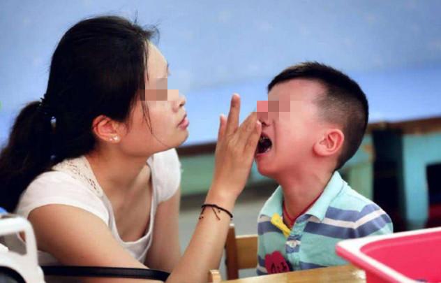 [画说育儿]幼儿园毕业典礼成“上流宴会”，宝妈吐槽却遭怼：没钱就不要硬挤