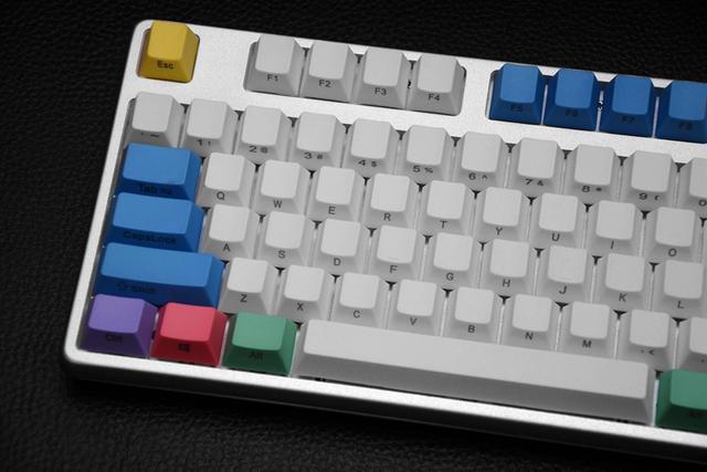 这把键盘让人想起曾经的校园时光，以及老师那精准的“小李飞刀”