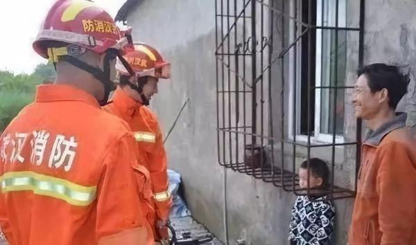 【光明网】心疼！3岁女娃，手掌卷入跑步机……“熊孩子”的花样被卡