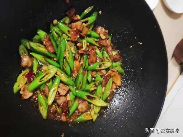 农家小炒肉，是先炒辣椒还是先炒肉？大厨：多加1步，效果大不同