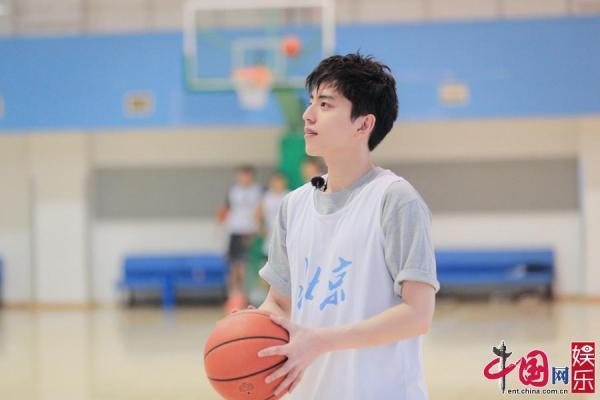 中国网|佘诗曼美食探店吃＂霸王餐＂黄明昊钓鱼不成失手机