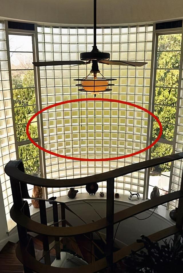 封阳台家里白天都得开灯，选玻璃砖重新封阳台，光线变全小区最好