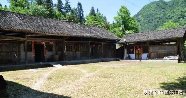 【趣旅游】湖北咸丰：空中看大山深处的堰塘坪