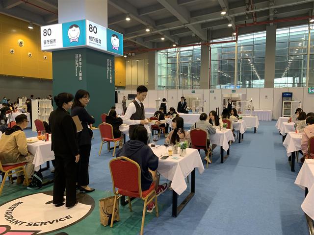 啥样的餐厅服务“最高级”？一起去看看：连橙子都要用刀叉去皮去筋