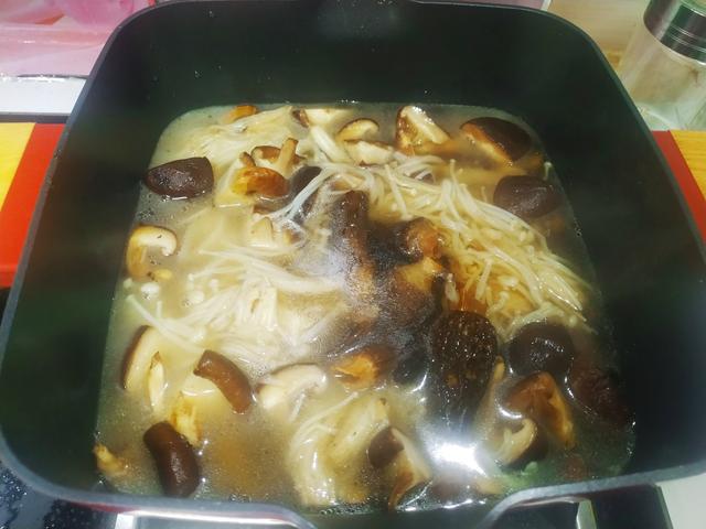 天气越来越冷，吃腻了羊肉汤，不妨试试它，价格便宜，人人吃得起