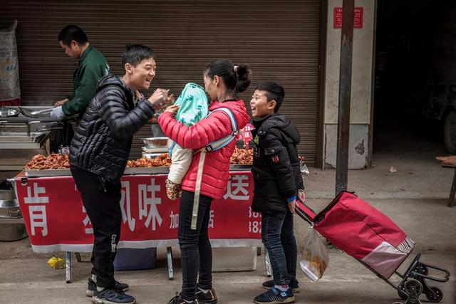 姐妹俩相差20岁，姐姐不敢带妹妹逛街，担心被误认为是母女