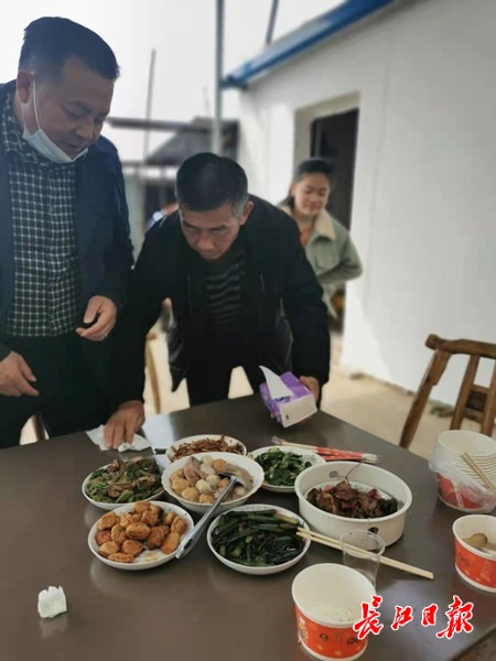 村民过年吃饭分散到10人以下,安全最重要,人少也热闹