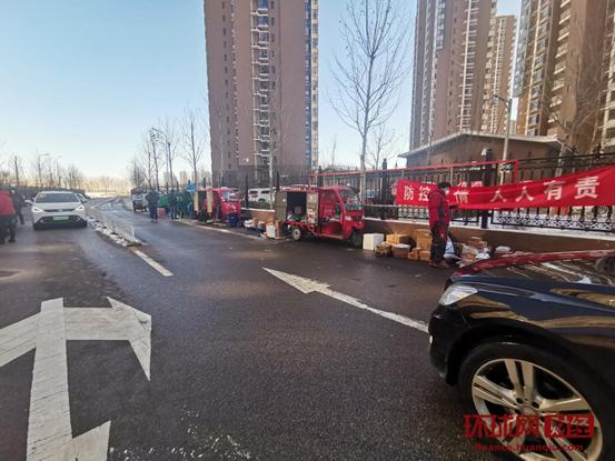 环球网@疫情期间 快递车“扎堆”北京部分小区门口
