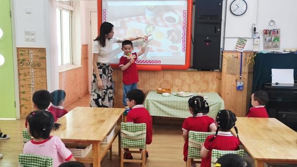 你的育儿经|迎江区墨子巷幼儿园小小餐前播报员“餐前研究口味”吃饭就是香