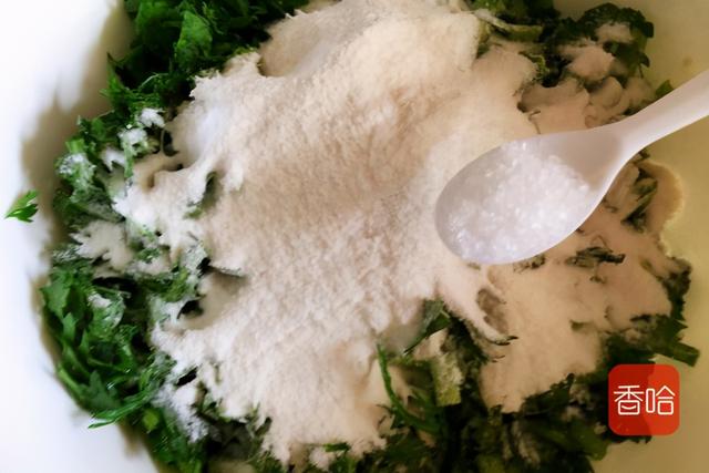 大厨分享清蒸茼蒿的技巧，清脆碧绿不变色，不粘不坨不出水