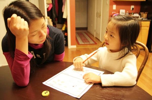#你的育儿经#学校让孩子上传背诵视频,家长费心帮作弊。网友:口罩还有这用途