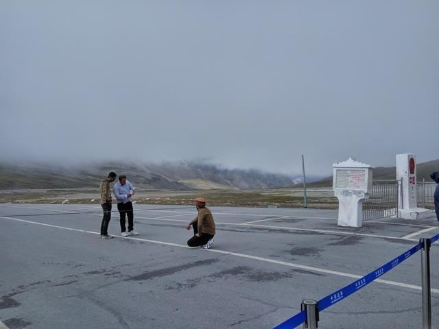 【旅行百事通】中国最霸道县城：与三个国家接壤，邻国游客在中国国门前争先合影