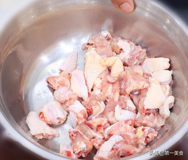 大厨教你做辣子鸡丁不出水，粒粒入魂！外酥有嚼劲，内部又滑嫩