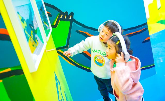 绘本|这个亲子必读系列变成了一场展览，和霸王龙“牵手”就靠它了