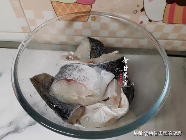 家里有年糕，和鱼块焖一焖，咸鲜味美的下饭菜