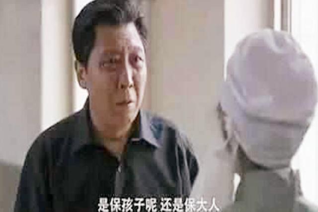 「超级宝妈」产妇生产情况危急，丈夫表明态度“保大人”，却遭医生怒斥