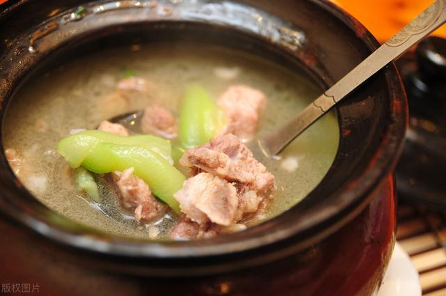 炖排骨汤时，直接炖和焯水都不对，这才是正确做法，营养不流失