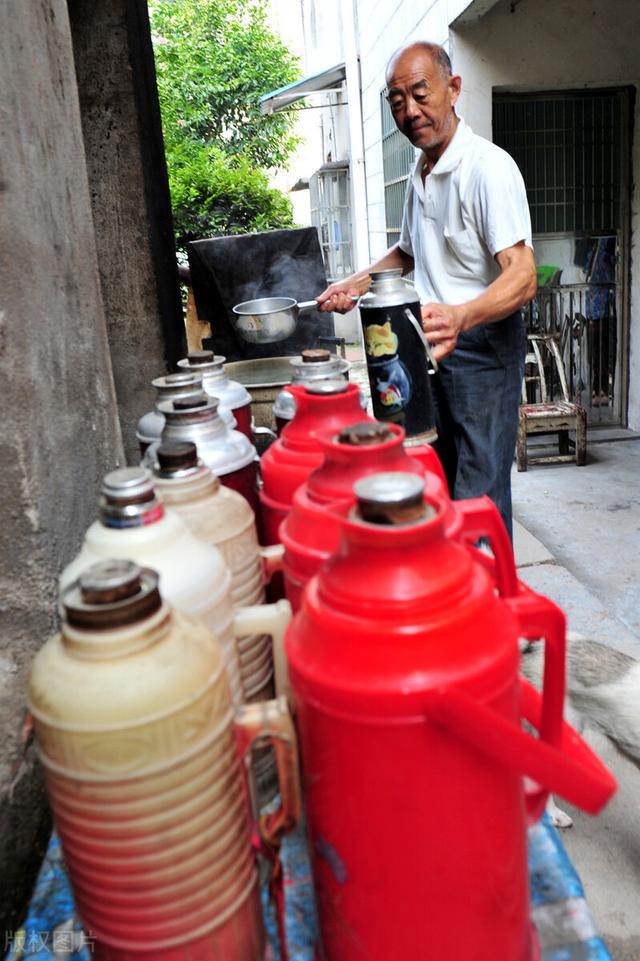 爸妈开水龙头滴水省钱，女博士劝诫：这样用水才健康