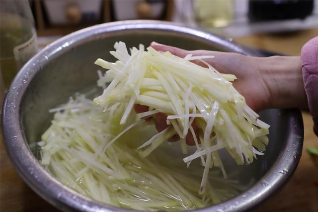 炒土豆丝，什么时候放醋？焯不焯水？弄懂2个重点，土豆酸辣脆爽